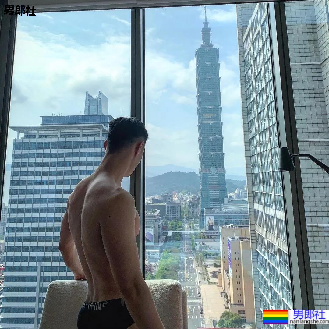 断眉黑泳裤小哥刷屏，这谁顶得住啊？ - 51虹马