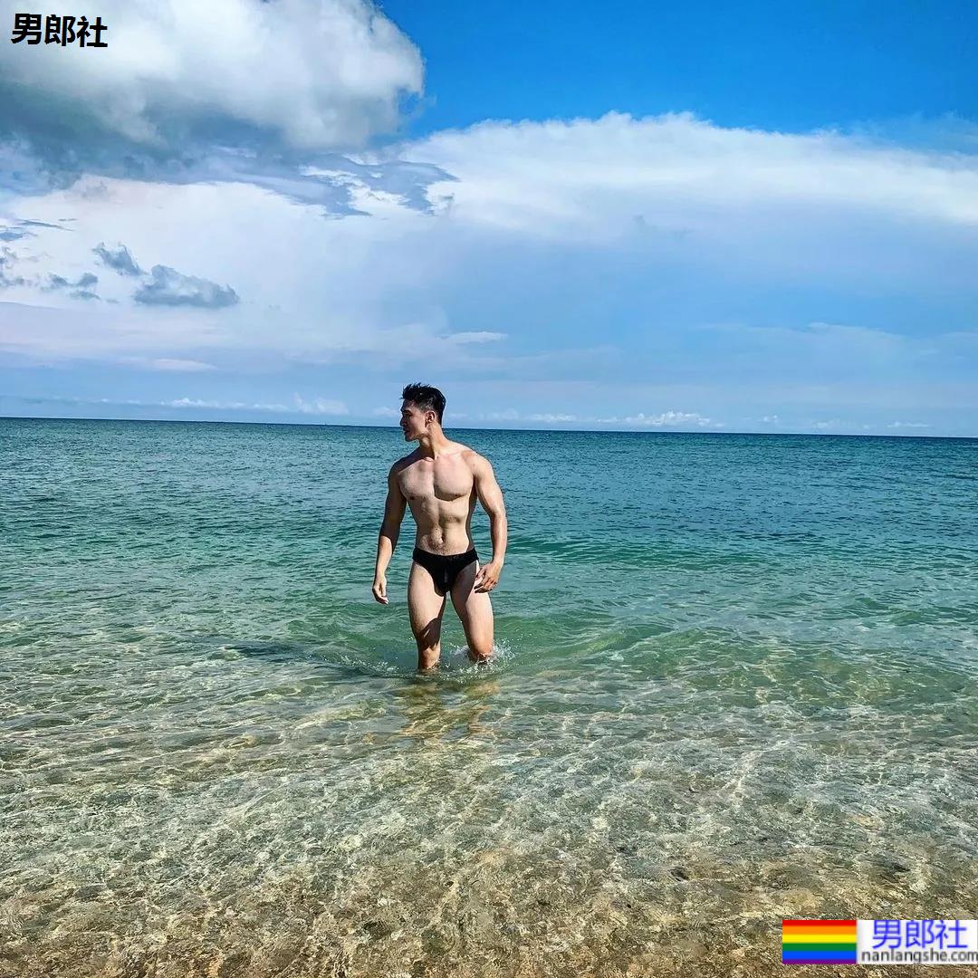 断眉黑泳裤小哥刷屏，这谁顶得住啊？ - 51虹马