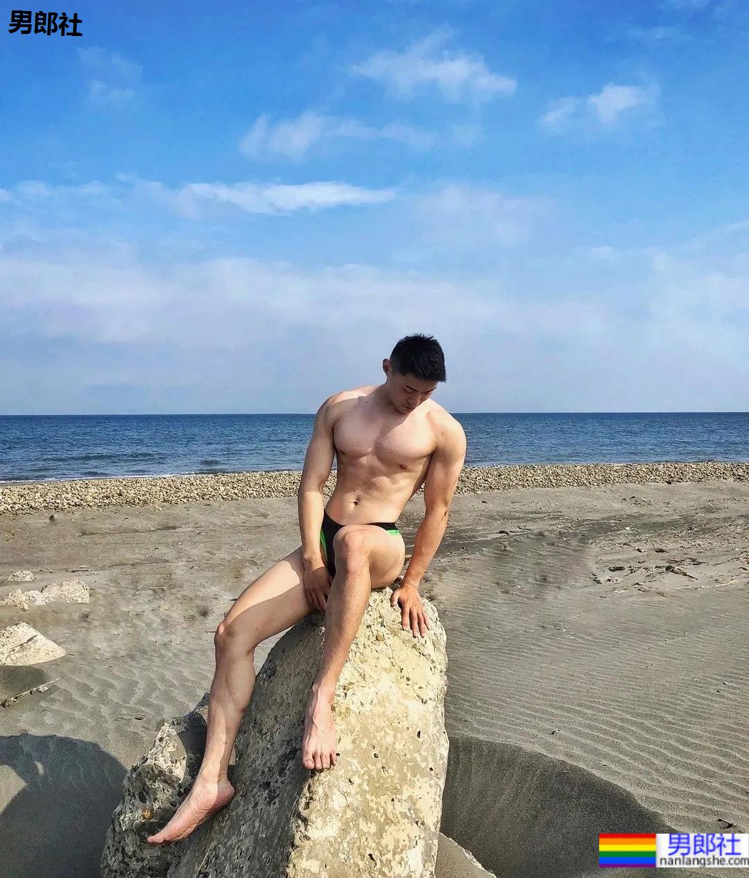 断眉黑泳裤小哥刷屏，这谁顶得住啊？ - 51虹马