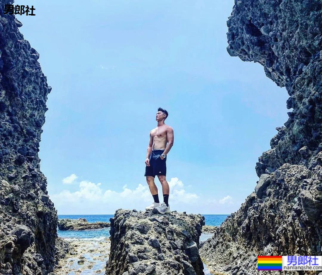 断眉黑泳裤小哥刷屏，这谁顶得住啊？ - 51虹马