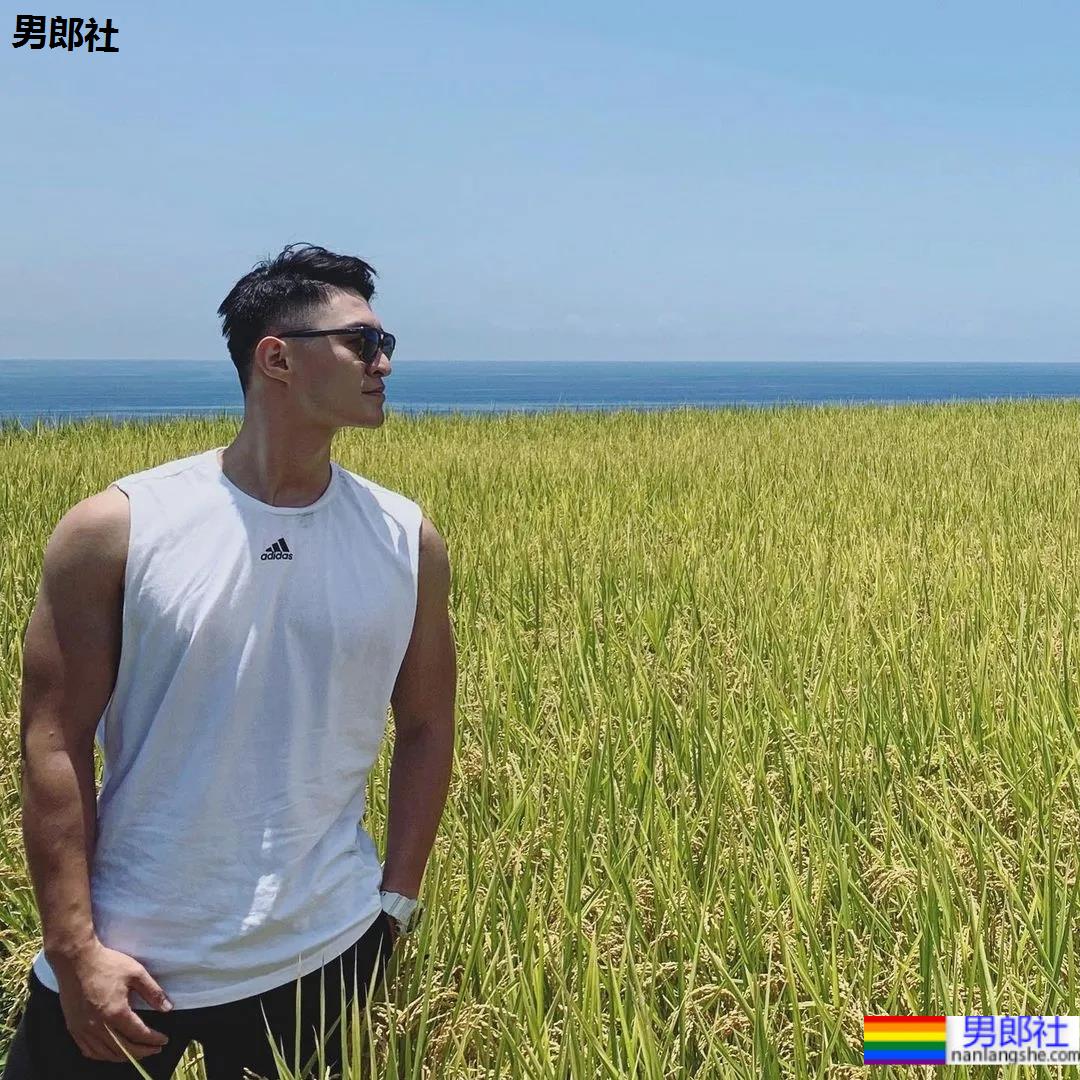 断眉黑泳裤小哥刷屏，这谁顶得住啊？ - 51虹马