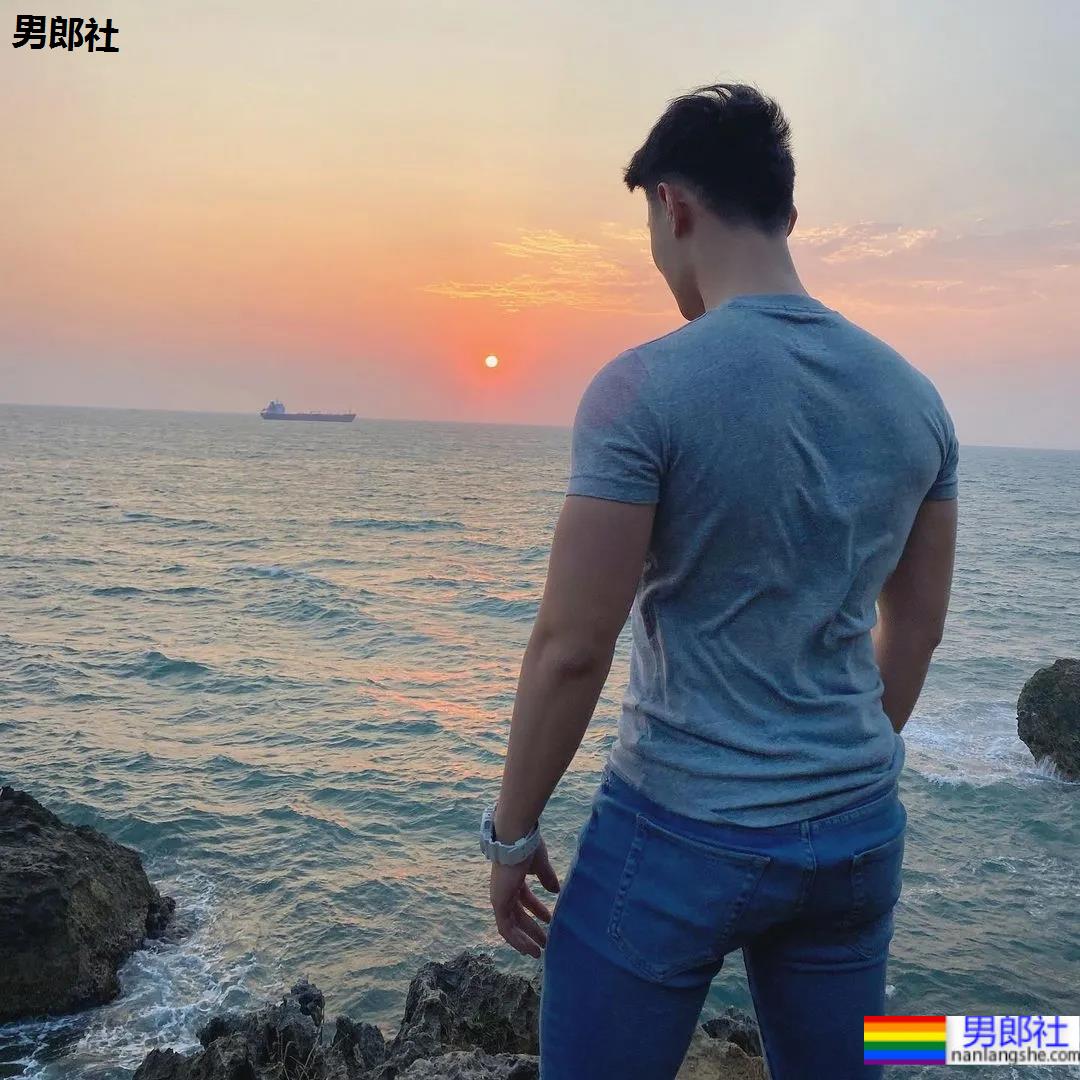 断眉黑泳裤小哥刷屏，这谁顶得住啊？ - 51虹马