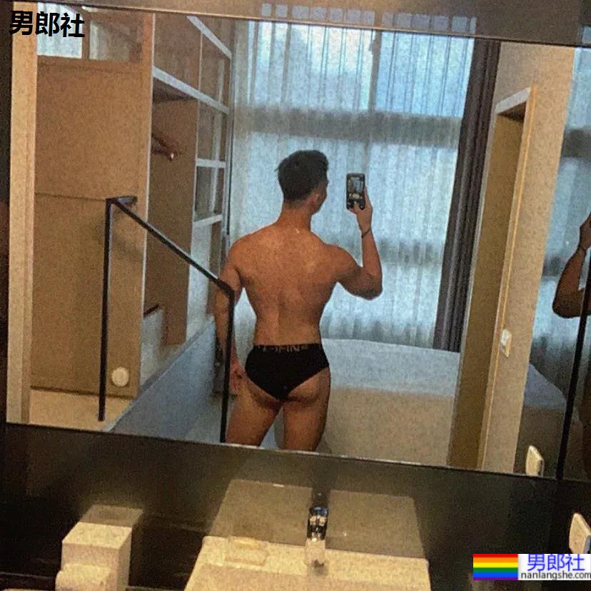 断眉黑泳裤小哥刷屏，这谁顶得住啊？ - 51虹马