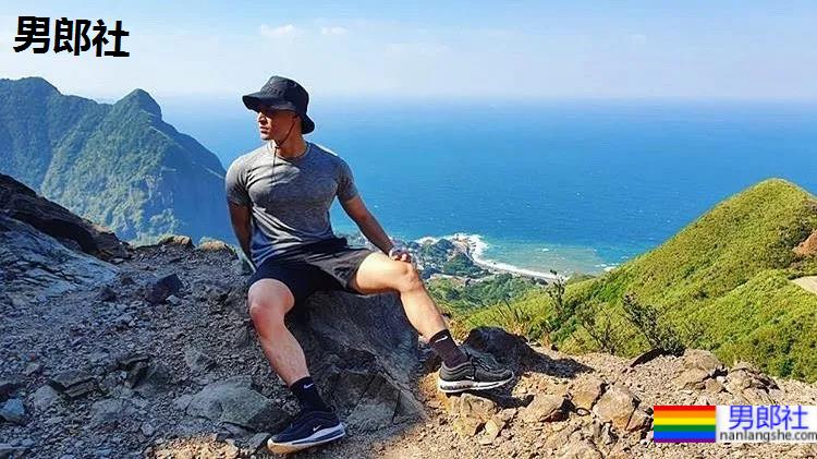 断眉黑泳裤小哥刷屏，这谁顶得住啊？ - 51虹马