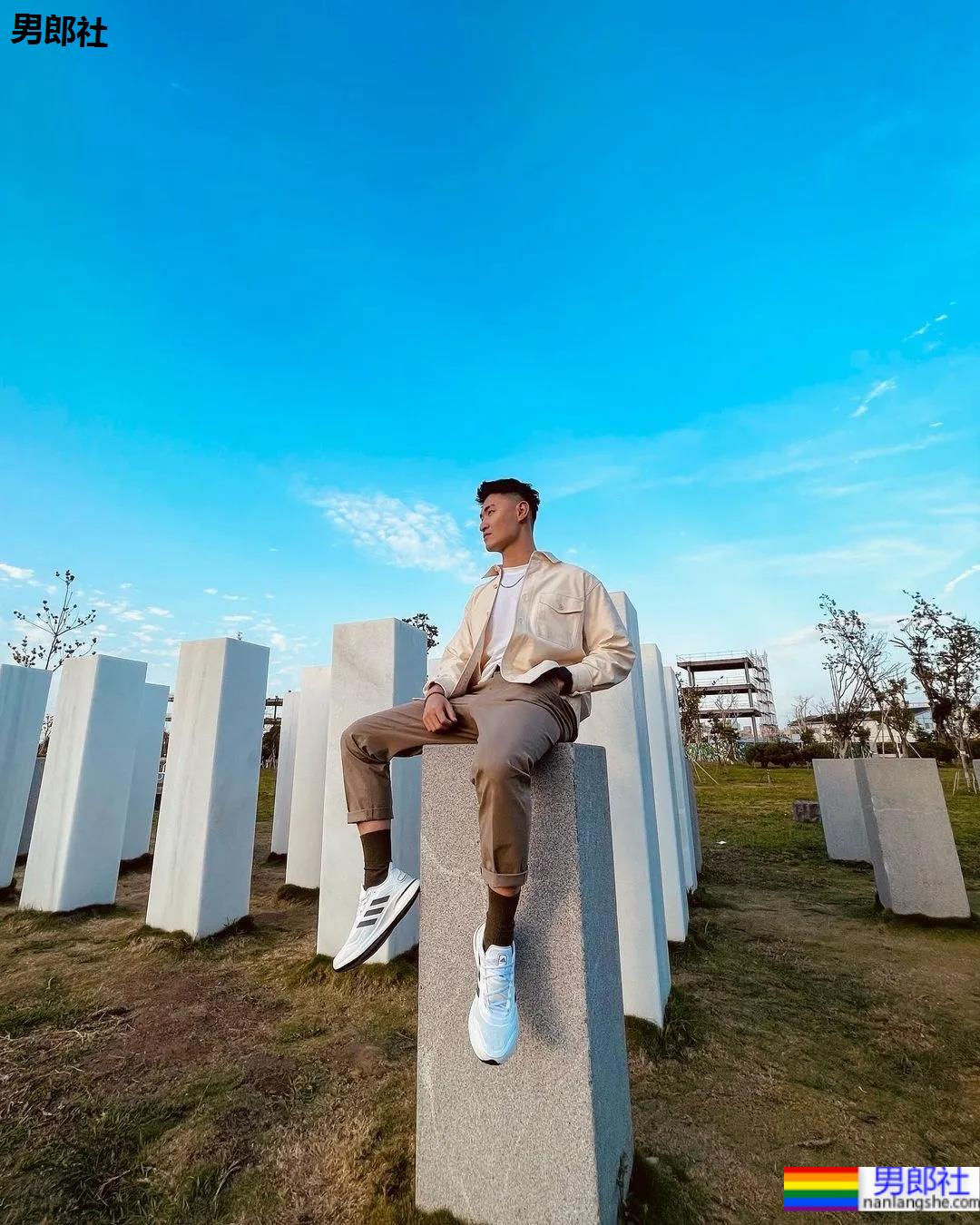 断眉黑泳裤小哥刷屏，这谁顶得住啊？ - 51虹马