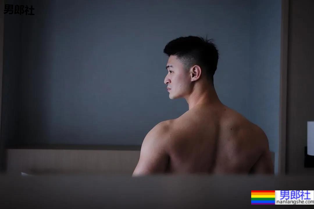 断眉黑泳裤小哥刷屏，这谁顶得住啊？ - 51虹马