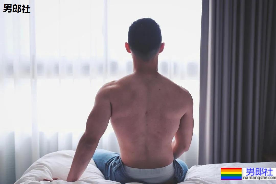 断眉黑泳裤小哥刷屏，这谁顶得住啊？ - 51虹马