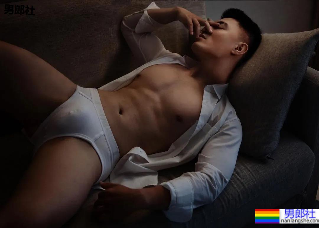 断眉黑泳裤小哥刷屏，这谁顶得住啊？ - 51虹马