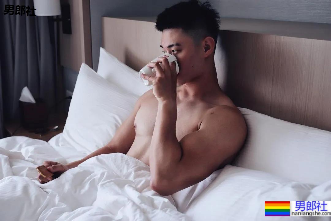 断眉黑泳裤小哥刷屏，这谁顶得住啊？ - 51虹马