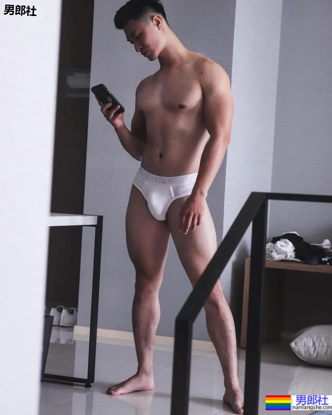 断眉黑泳裤小哥刷屏，这谁顶得住啊？ - 51虹马