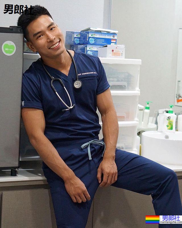 英俊与才智兼具！致力于研究爱滋的泰国性感肌肉医生：Tanat Chinbunchorn - 51虹马