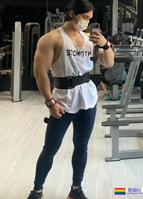 天啦!肌肉男菩萨火了,网友们都炸开锅了! - 51虹马 天啦!肌肉男菩萨火了,网友们都炸开锅了! - 51虹马