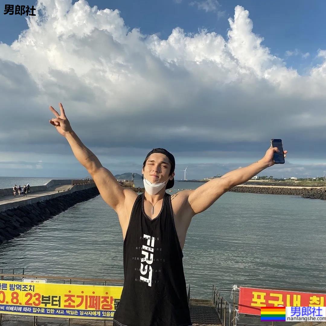 天啦!肌肉男菩萨火了,网友们都炸开锅了! - 51虹马 天啦!肌肉男菩萨火了,网友们都炸开锅了! - 51虹马