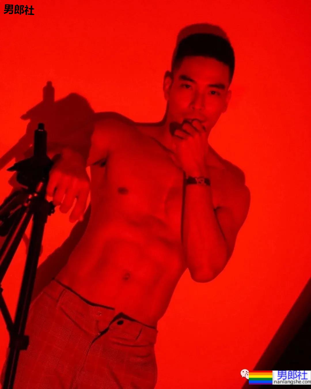 泰国医生帅哥不仅炼出了完美肌肉身材，而且还有肌肉男友 - 51虹马