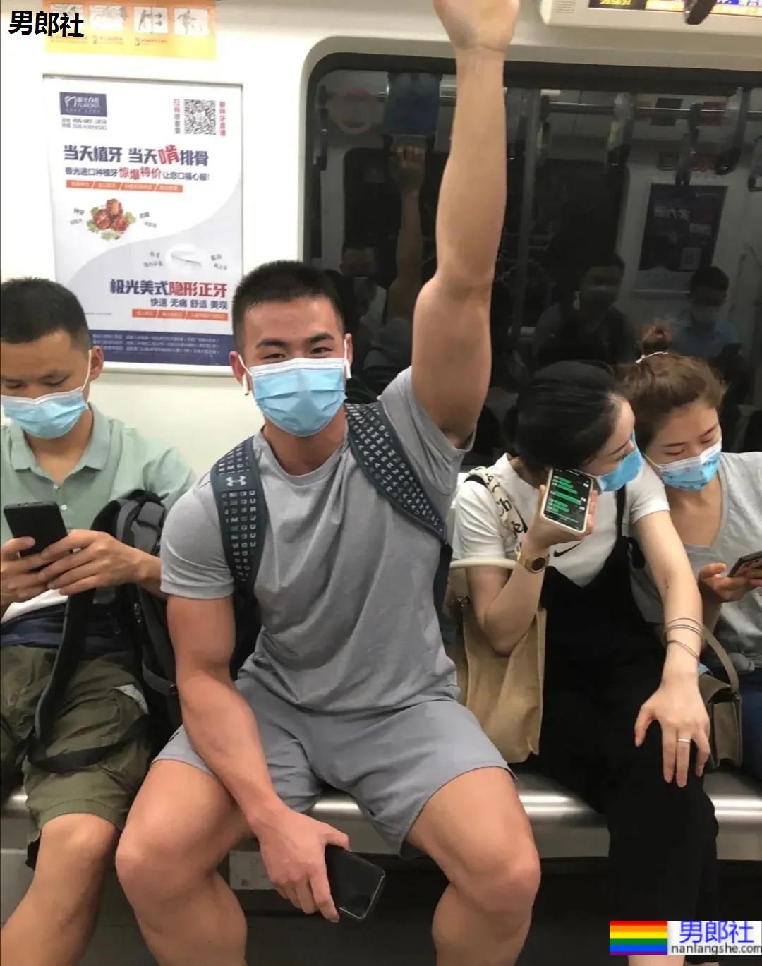 筋肉小哥因太帅在地铁上被抓拍爆红推特-51虹马