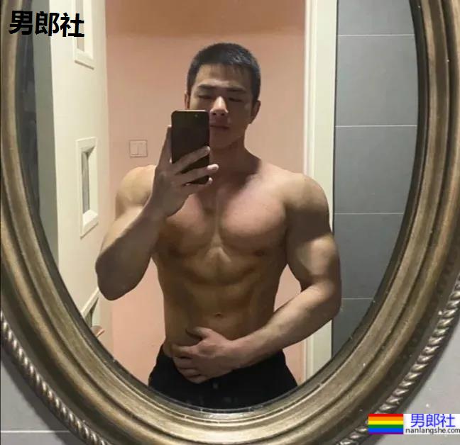 筋肉小哥因太帅在地铁上被抓拍爆红推特 - 51虹马