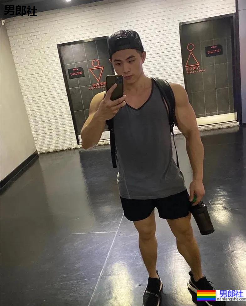 筋肉小哥因太帅在地铁上被抓拍爆红推特 - 51虹马