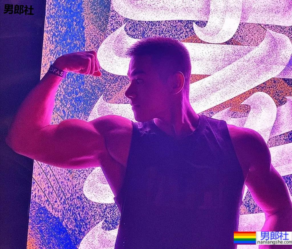 筋肉小哥因太帅在地铁上被抓拍爆红推特 - 51虹马