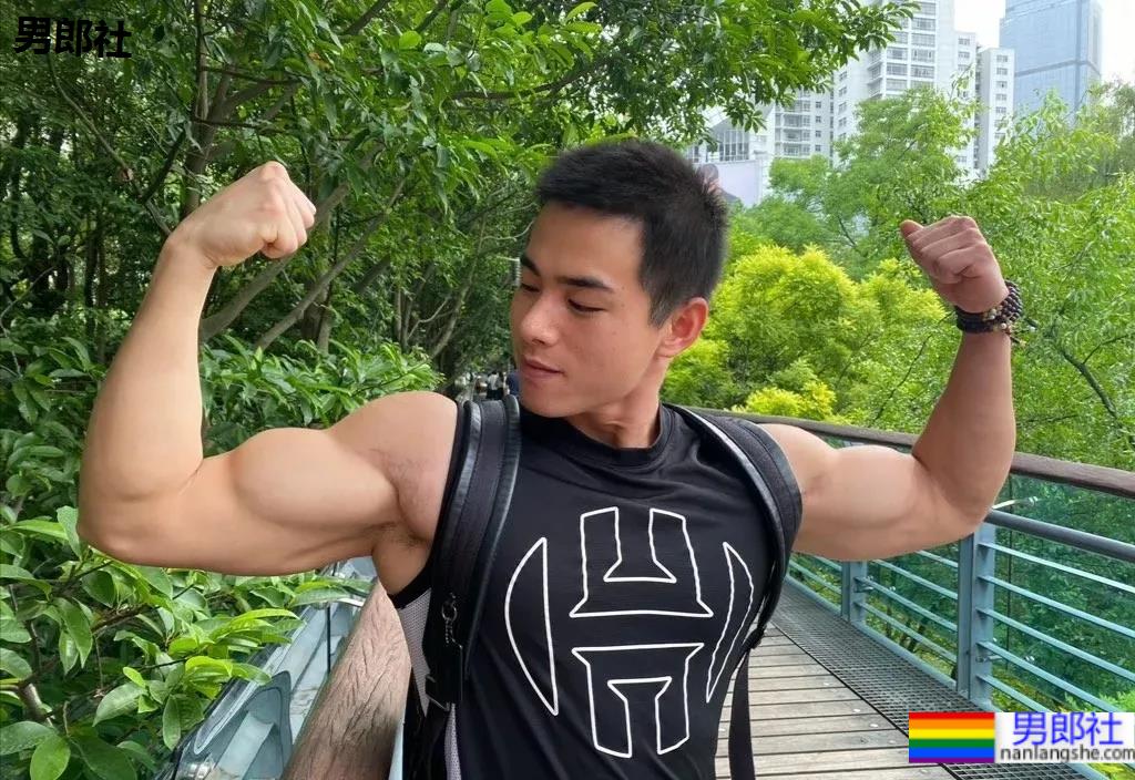 筋肉小哥因太帅在地铁上被抓拍爆红推特 - 51虹马