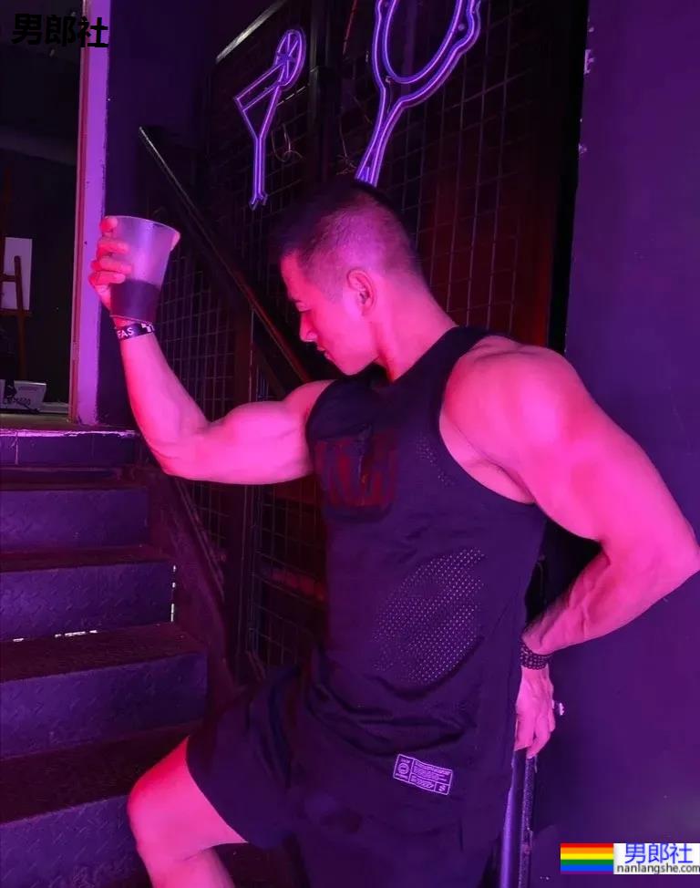 筋肉小哥因太帅在地铁上被抓拍爆红推特 - 51虹马