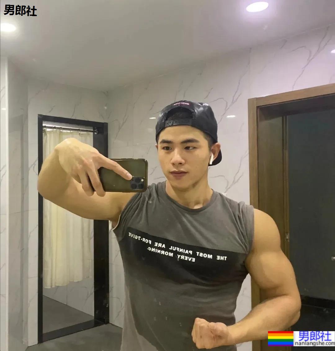 筋肉小哥因太帅在地铁上被抓拍爆红推特 - 51虹马