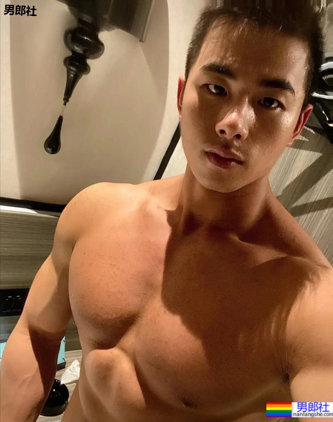 筋肉小哥因太帅在地铁上被抓拍爆红推特 - 51虹马