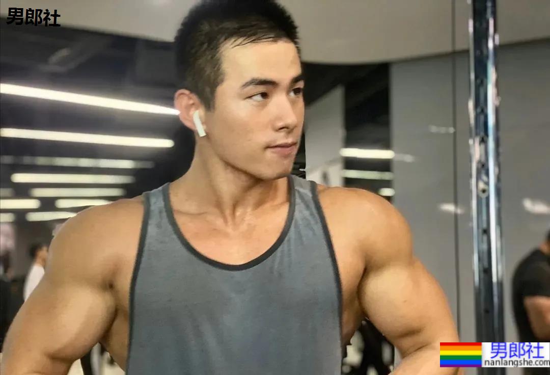 筋肉小哥因太帅在地铁上被抓拍爆红推特 - 51虹马