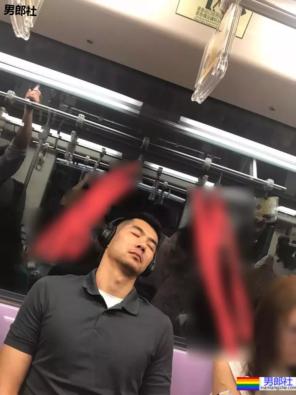 偶遇不穿衣服的小吃店帅老板，短裤也拉太低了-51虹马