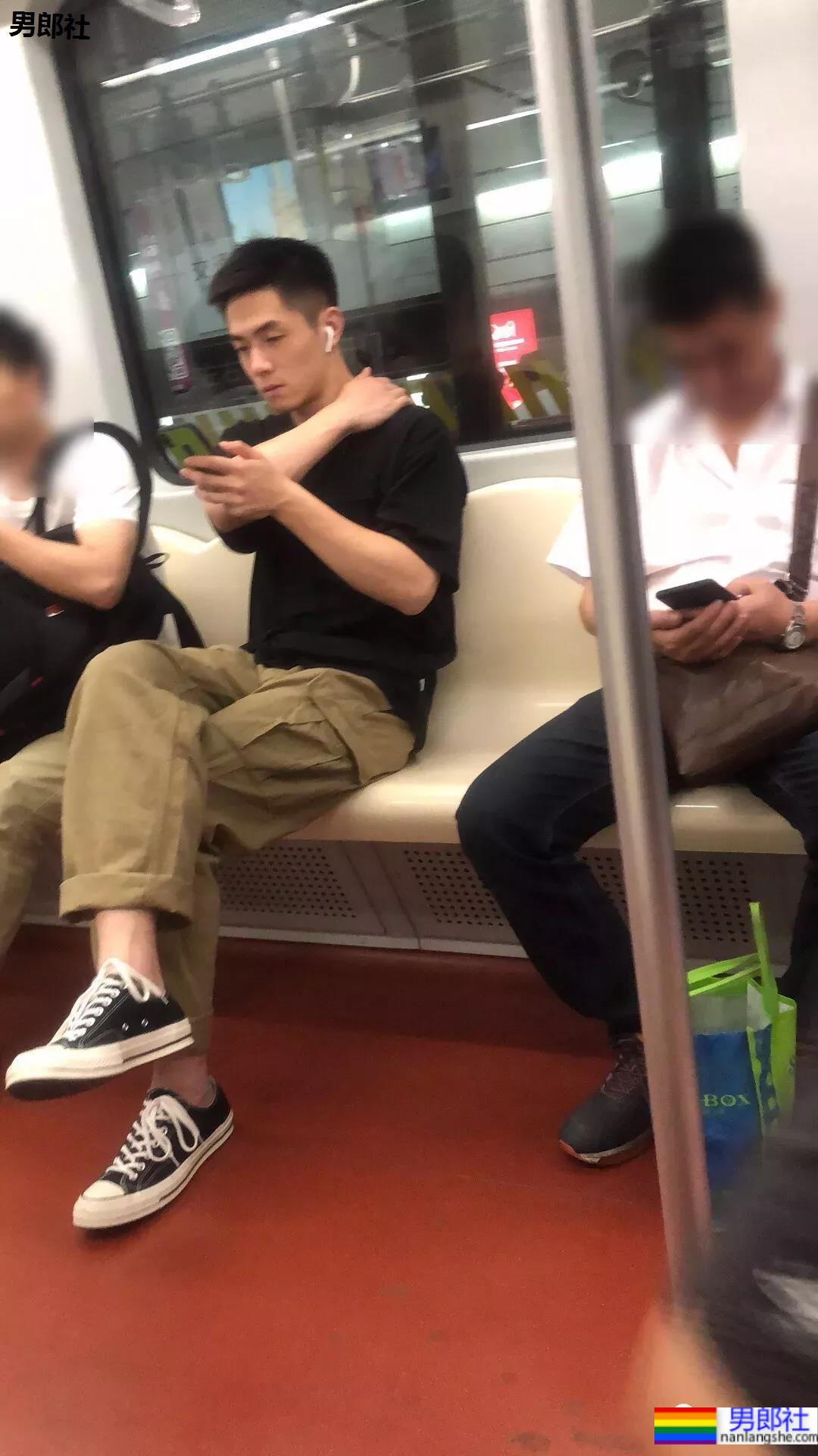 偶遇不穿衣服的小吃店帅老板，短裤也拉太低了 - 51虹马