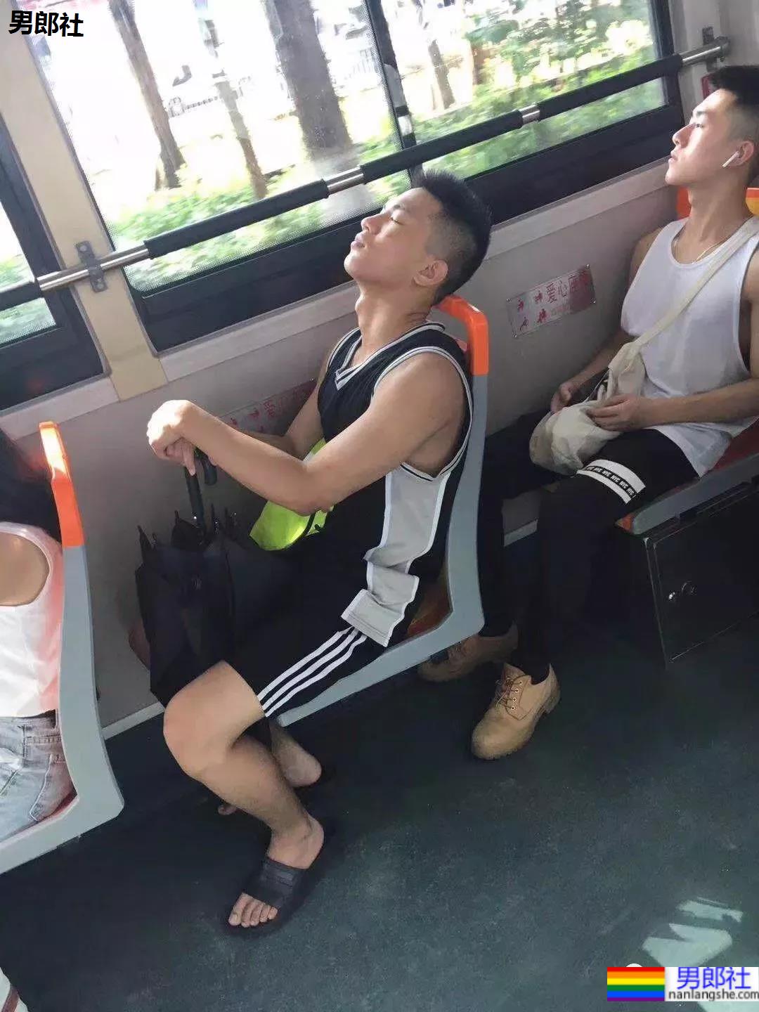 偶遇不穿衣服的小吃店帅老板，短裤也拉太低了 - 51虹马