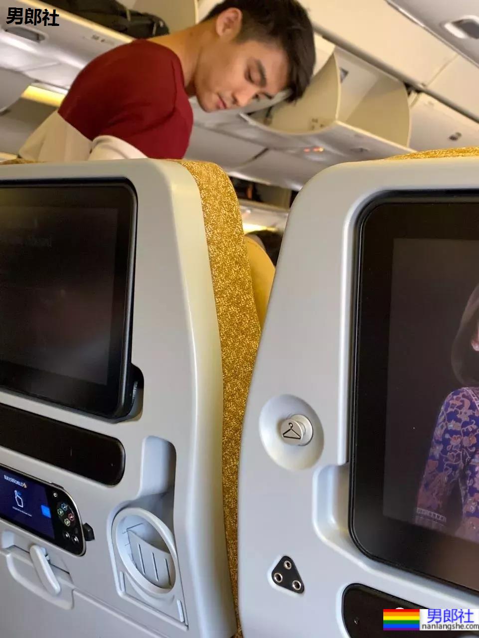 偶遇不穿衣服的小吃店帅老板，短裤也拉太低了 - 51虹马