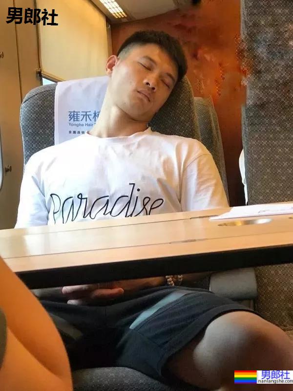 偶遇不穿衣服的小吃店帅老板，短裤也拉太低了 - 51虹马