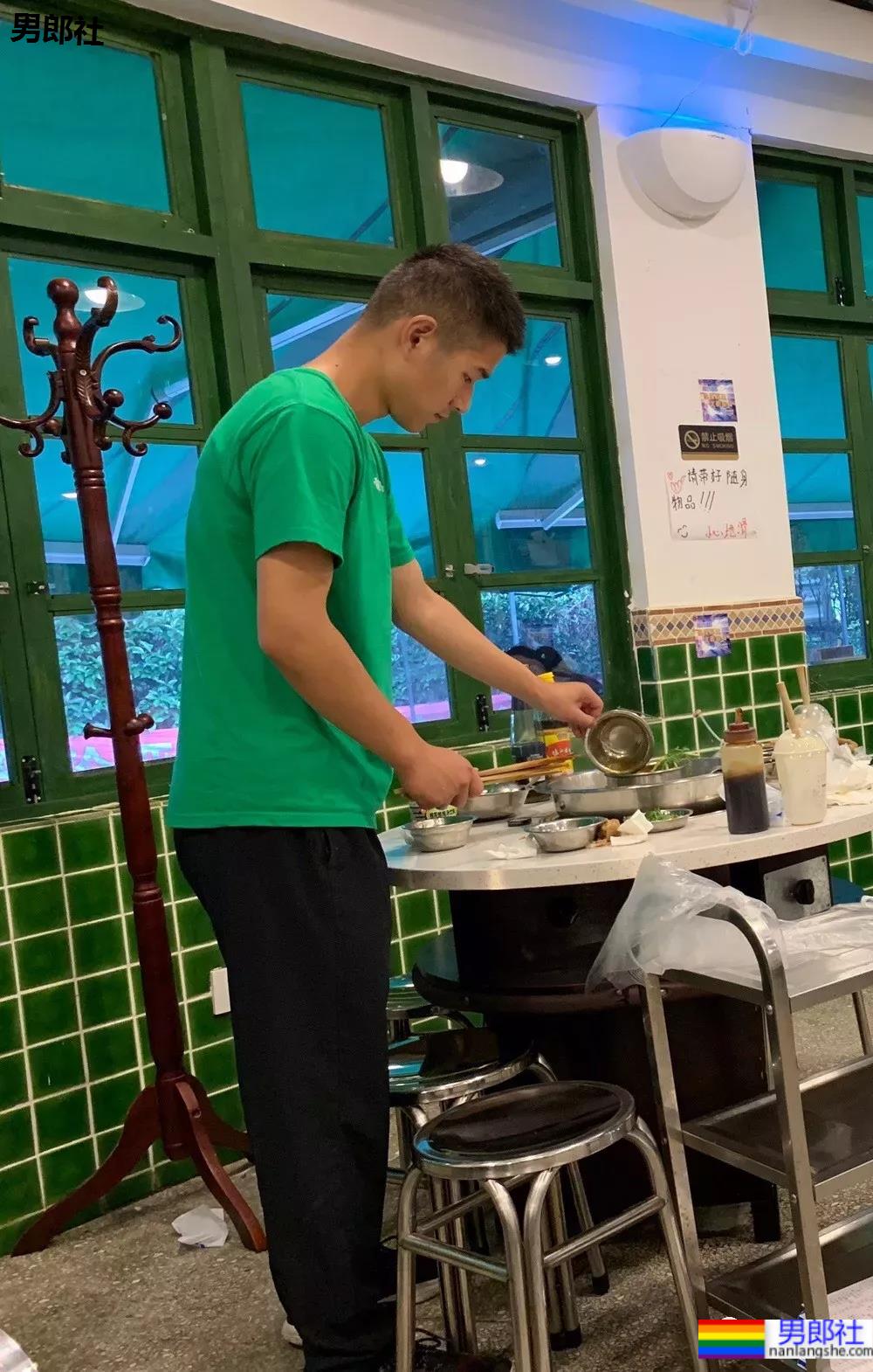 偶遇不穿衣服的小吃店帅老板，短裤也拉太低了 - 51虹马