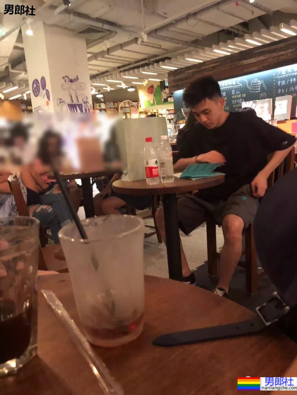 偶遇不穿衣服的小吃店帅老板，短裤也拉太低了 - 51虹马