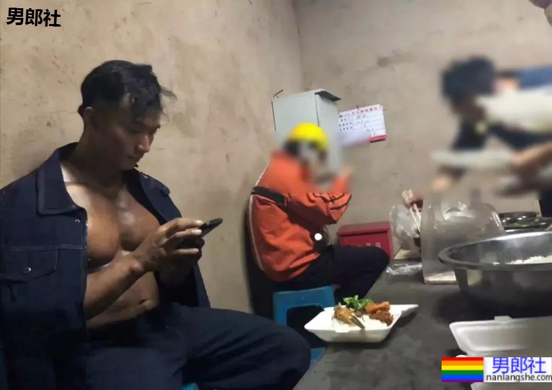 偶遇不穿衣服的小吃店帅老板，短裤也拉太低了 - 51虹马