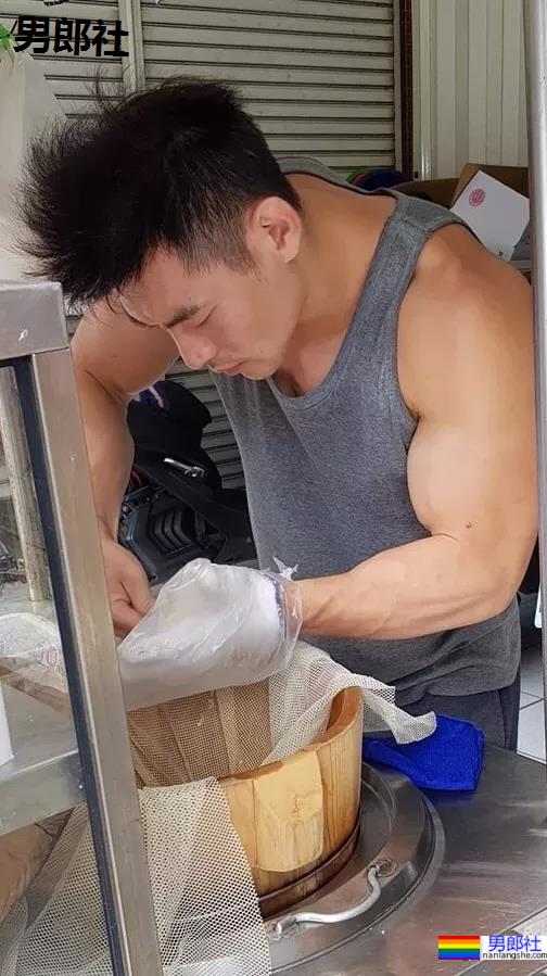 偶遇不穿衣服的小吃店帅老板，短裤也拉太低了 - 51虹马