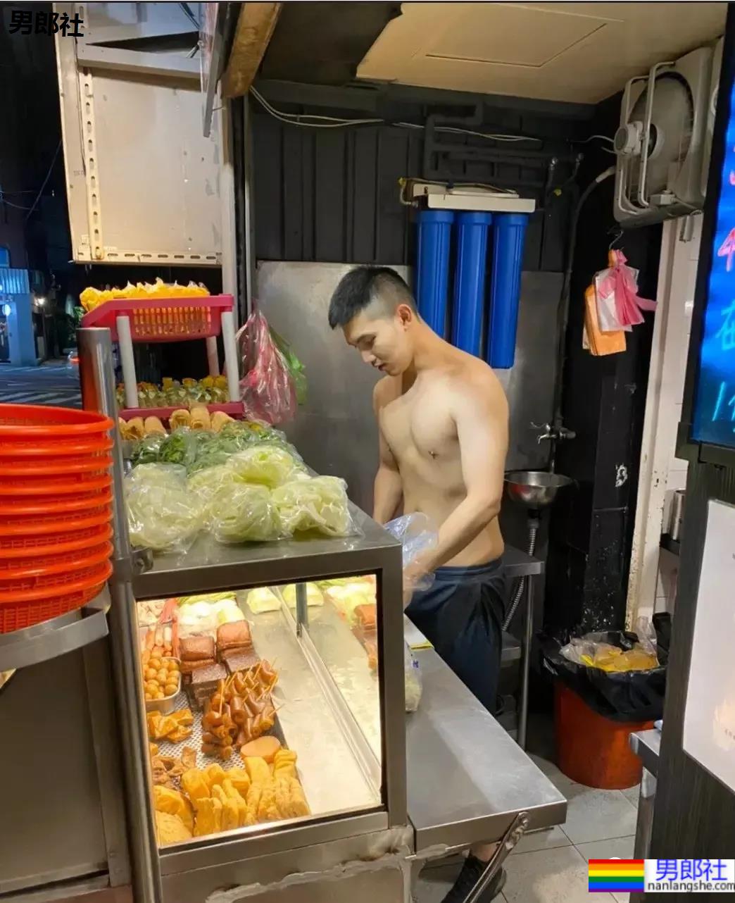 偶遇不穿衣服的小吃店帅老板，短裤也拉太低了 - 51虹马