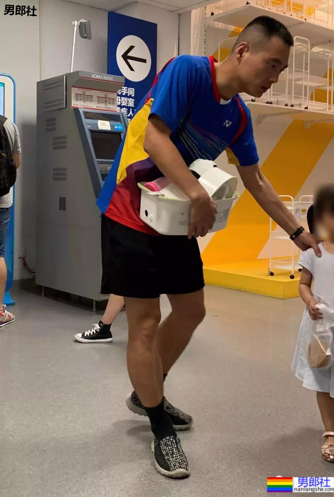 偶遇不穿衣服的小吃店帅老板，短裤也拉太低了 - 51虹马