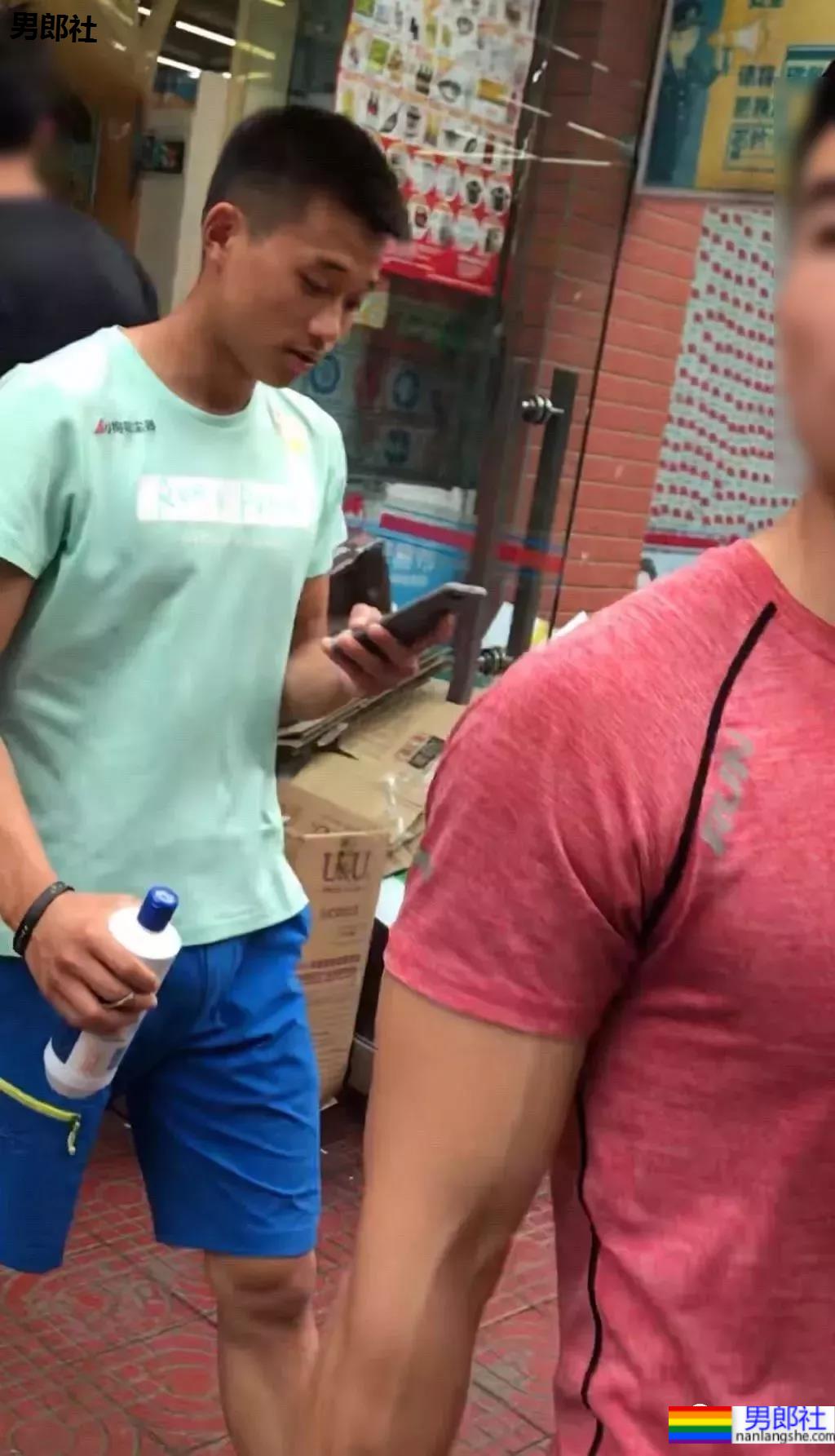 偶遇不穿衣服的小吃店帅老板，短裤也拉太低了 - 51虹马