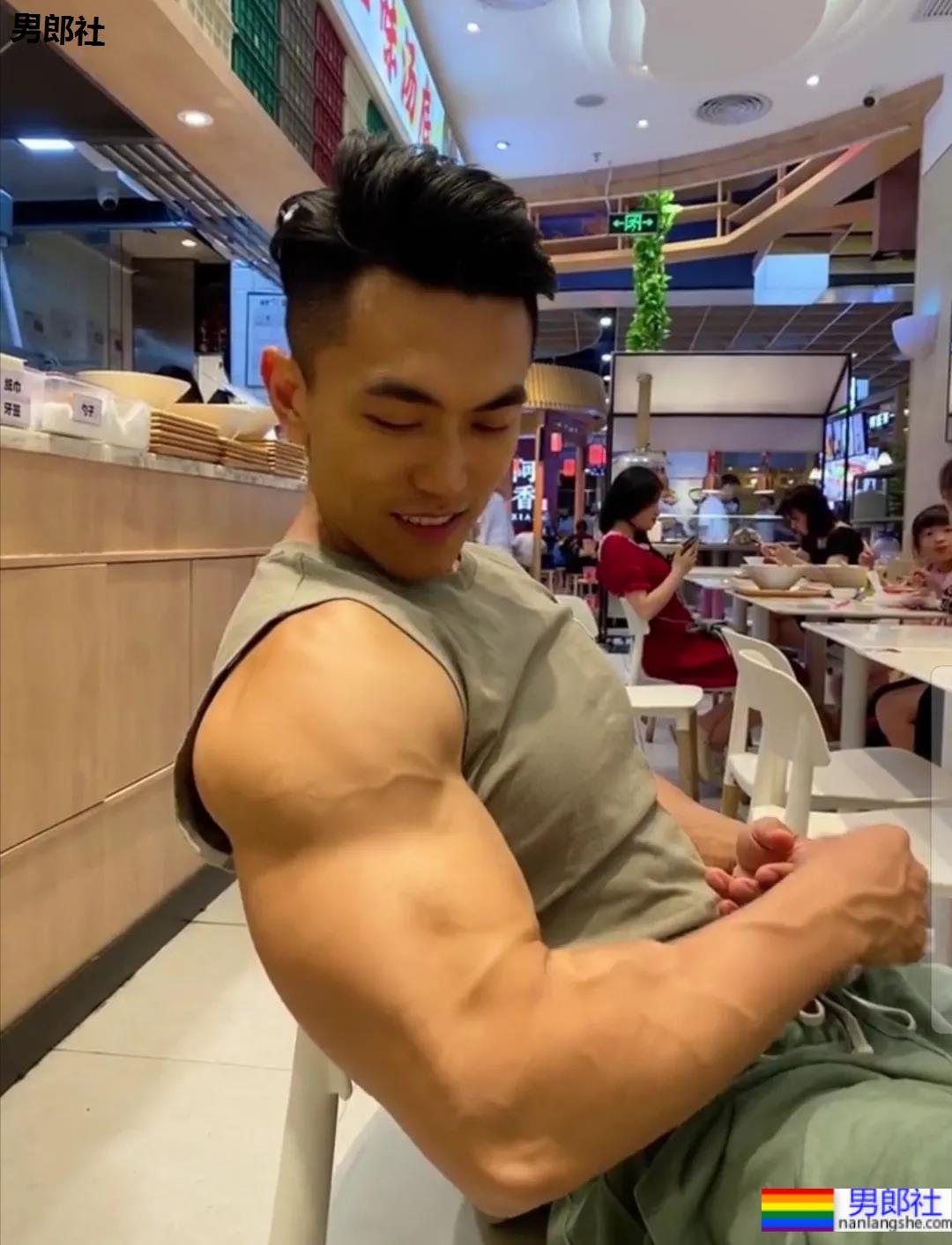 被误认为是肌肉快车司机,他的真实身份吓傻网友 - 51虹马 被误认为是肌肉快车司机,他的真实身份吓傻网友 - 51虹马