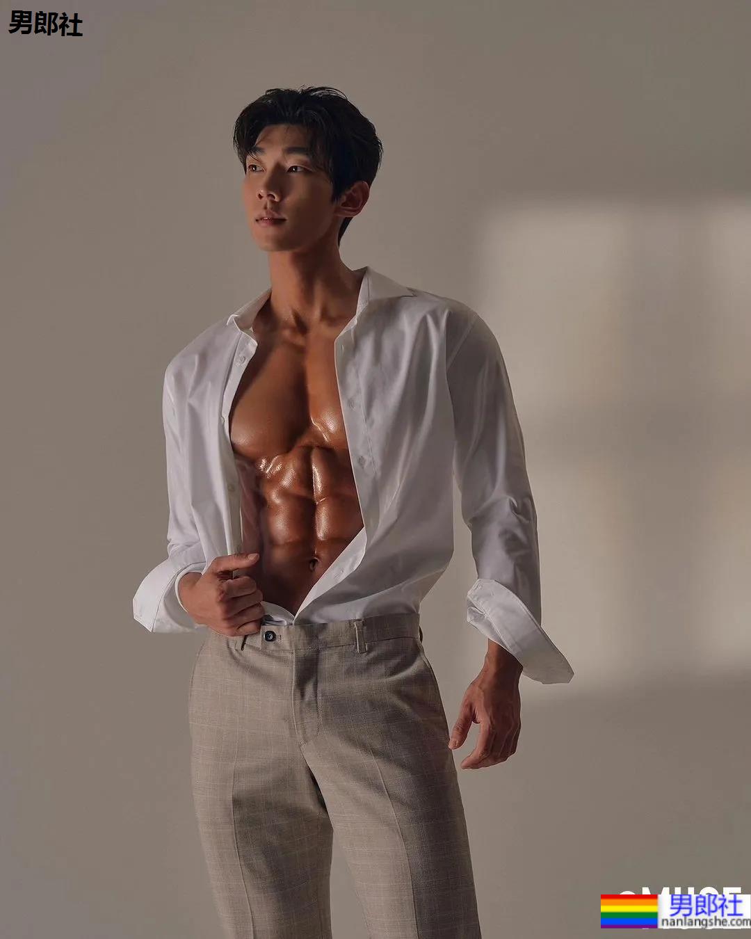 奶凶体育生一战成名，被摄影师拍腹肌大片，他真不适合穿衣裳-51虹马