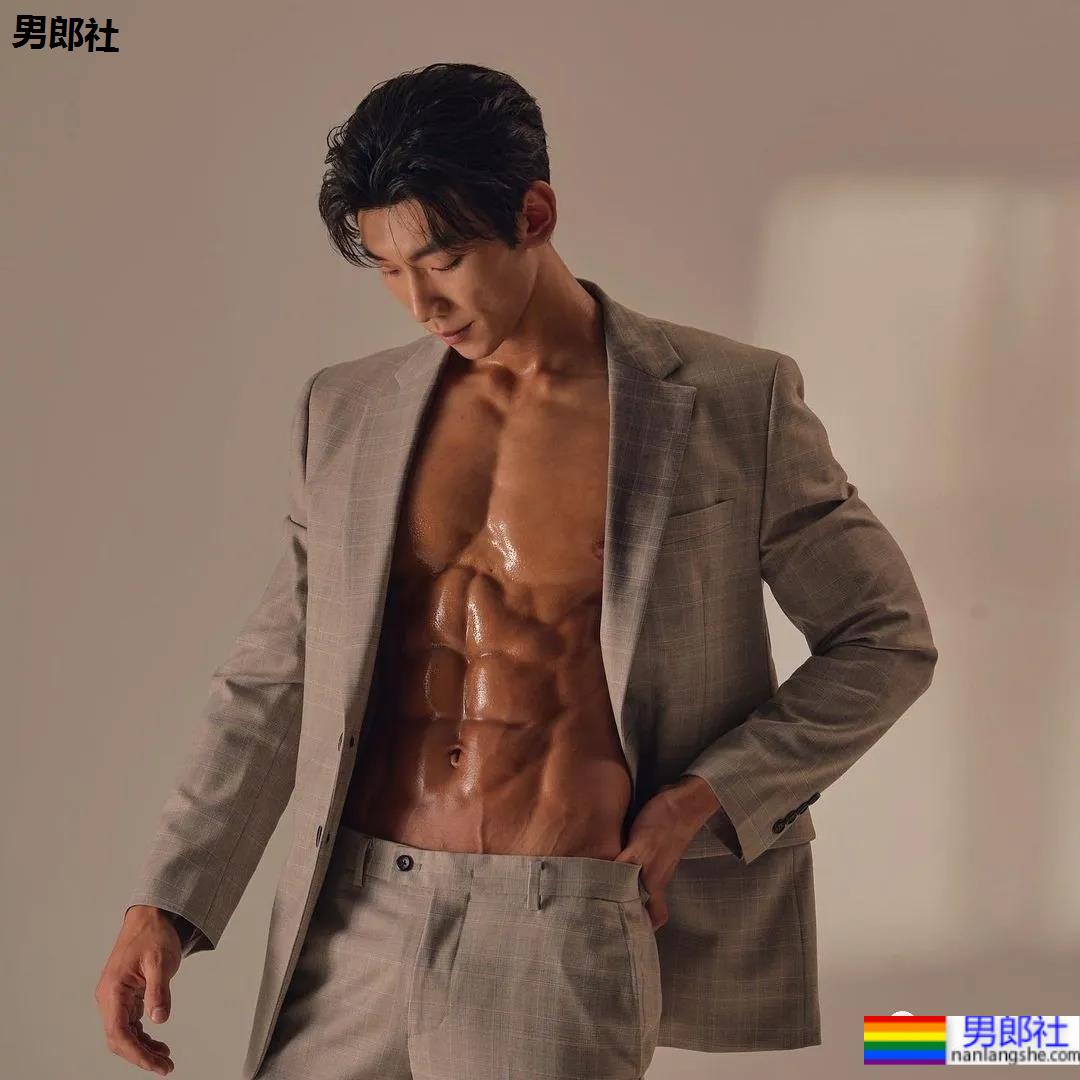 奶凶体育生一战成名，被摄影师拍腹肌大片，他真不适合穿衣裳 - 51虹马