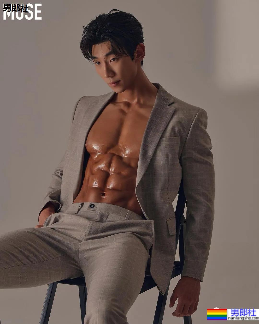 奶凶体育生一战成名，被摄影师拍腹肌大片，他真不适合穿衣裳 - 51虹马