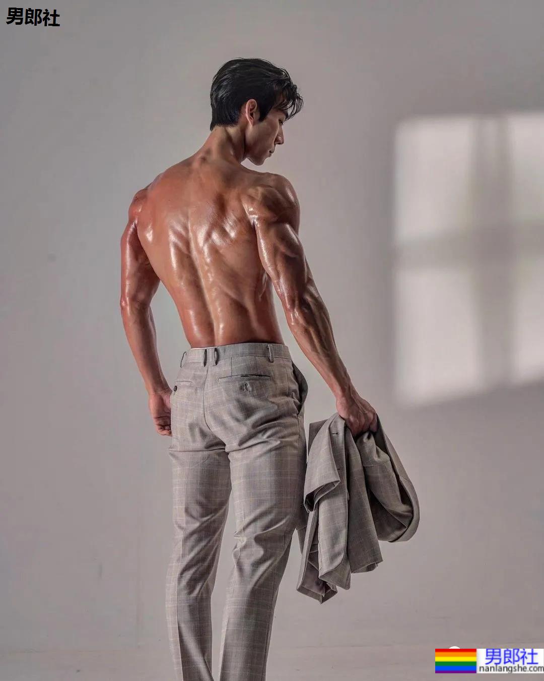 奶凶体育生一战成名，被摄影师拍腹肌大片，他真不适合穿衣裳 - 51虹马