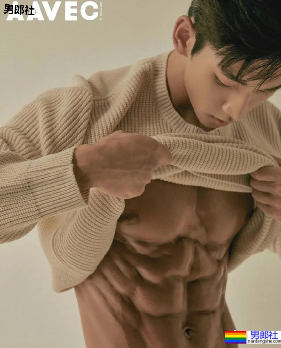 奶凶体育生一战成名，被摄影师拍腹肌大片，他真不适合穿衣裳 - 51虹马