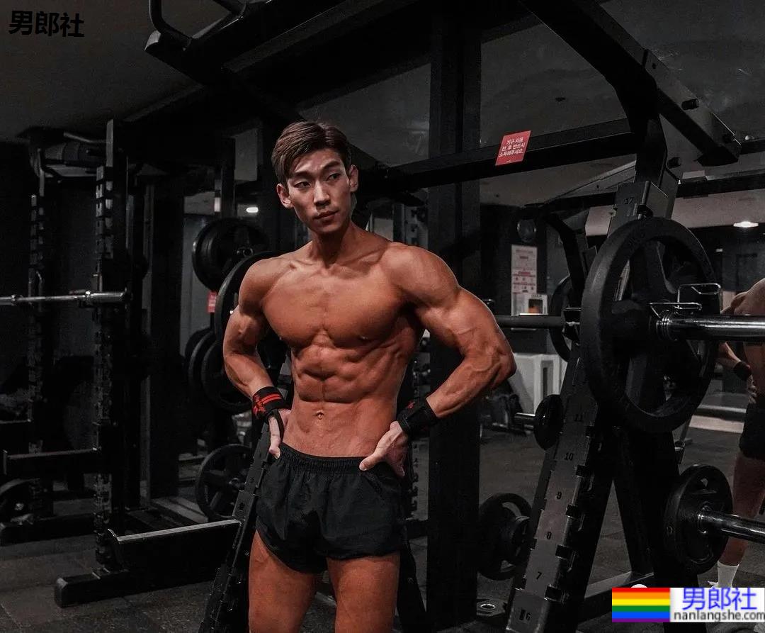 奶凶体育生一战成名，被摄影师拍腹肌大片，他真不适合穿衣裳 - 51虹马