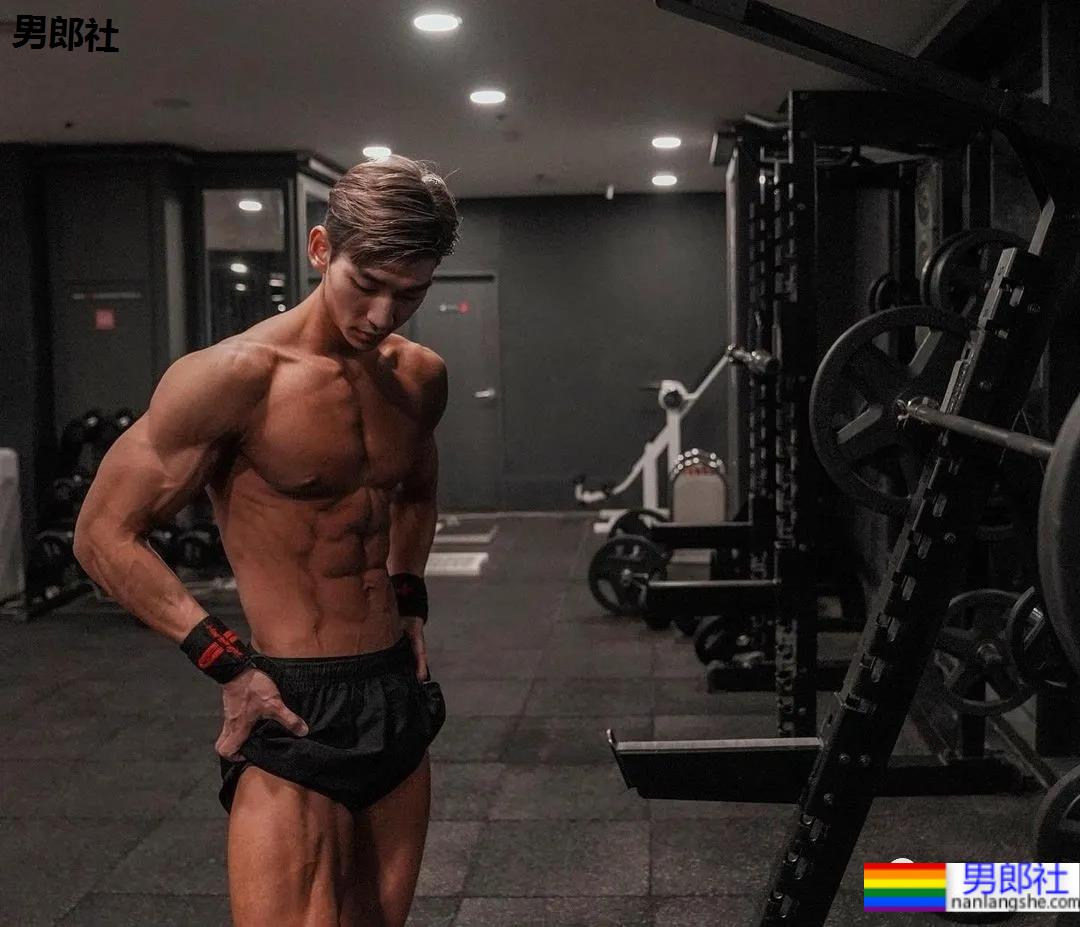 奶凶体育生一战成名，被摄影师拍腹肌大片，他真不适合穿衣裳 - 51虹马