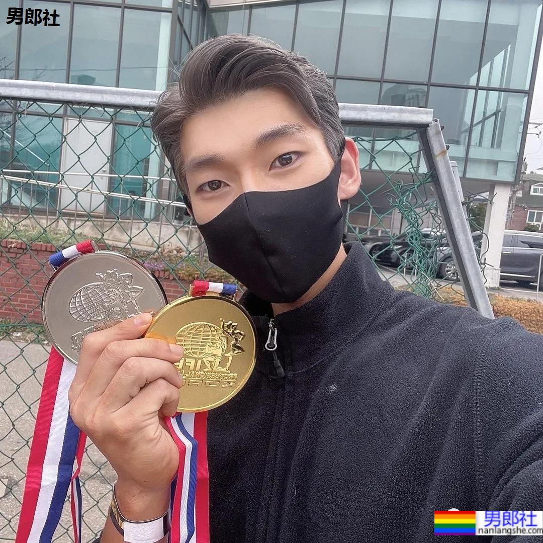 奶凶体育生一战成名，被摄影师拍腹肌大片，他真不适合穿衣裳 - 51虹马