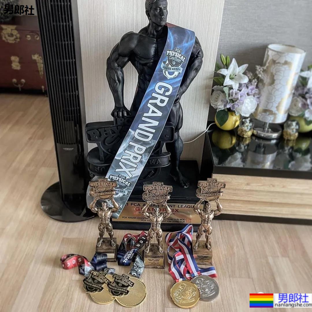 奶凶体育生一战成名，被摄影师拍腹肌大片，他真不适合穿衣裳 - 51虹马