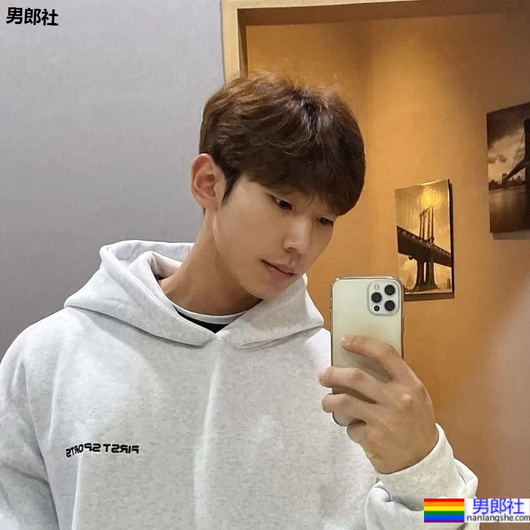 奶凶体育生一战成名，被摄影师拍腹肌大片，他真不适合穿衣裳 - 51虹马